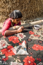 Inde, Bengale occidental, ville de Mauli, artisanat, femme brodant // India, West Bengal, Mauli town, handicraft, woman embroiding