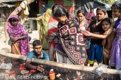 Inde, Bengale occidental, ville de Mauli, artisanat, homme brodant et villageois // India, West Bengal, Mauli town, handicraft, man embroiding surrounded by local people