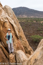 Kenya, Réserve de Shaba, Christine Denis-Huot sur un kopje